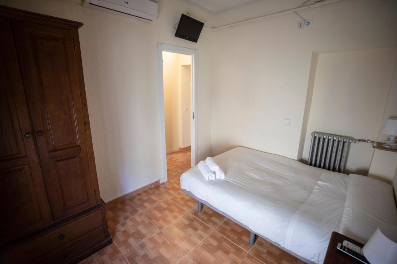 מדריד Hostal Los Perales מראה חיצוני תמונה A room at the hostel