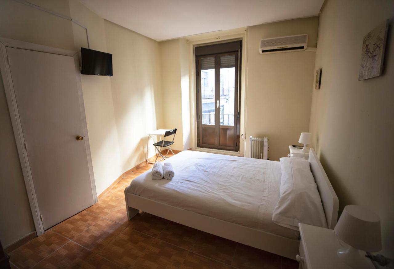 מדריד Hostal Los Perales מראה חיצוני תמונה A room at the hotel