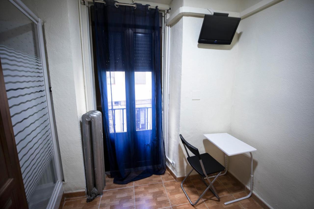 מדריד Hostal Los Perales מראה חיצוני תמונה A room at the hostel