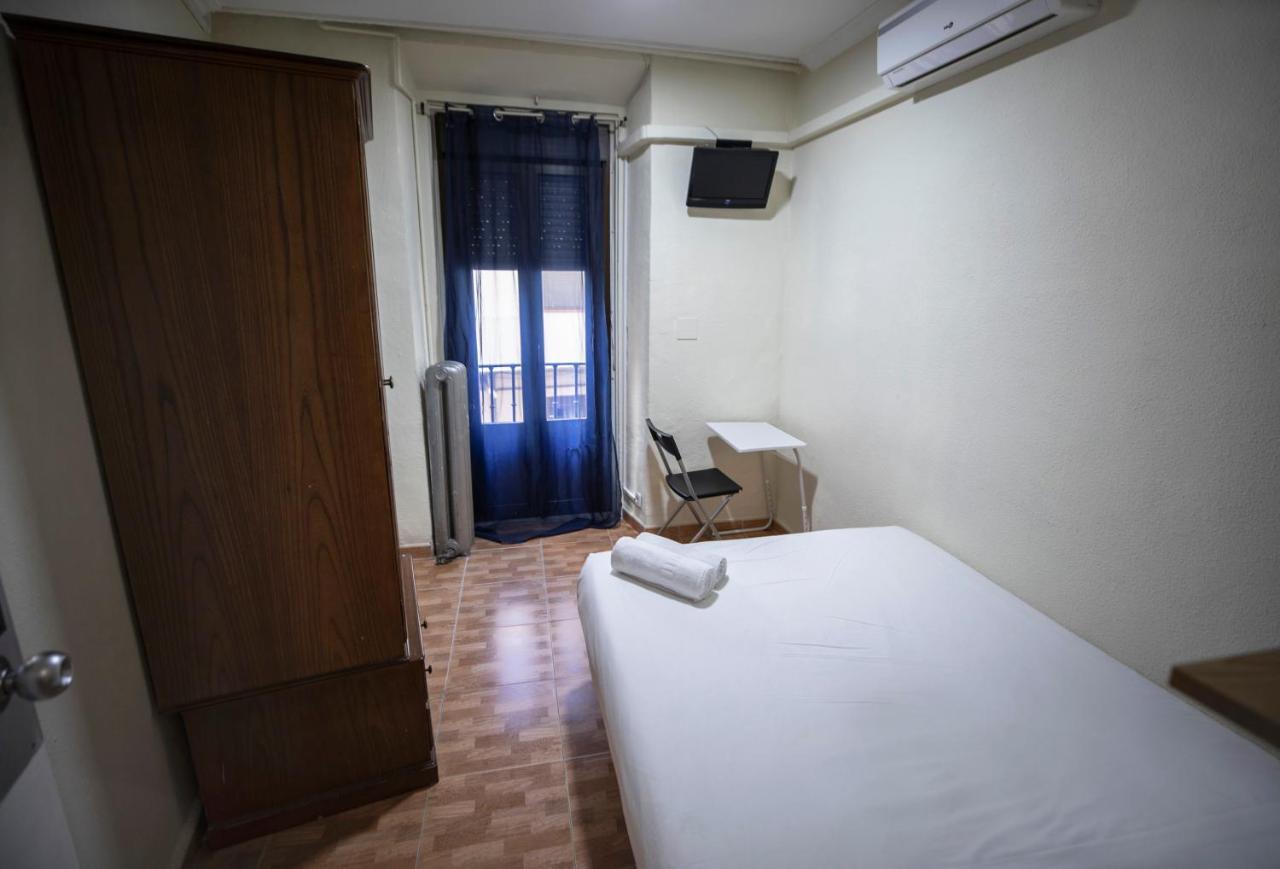 מדריד Hostal Los Perales מראה חיצוני תמונה A room at the hostel