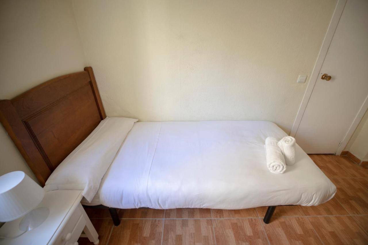 מדריד Hostal Los Perales מראה חיצוני תמונה A single bed