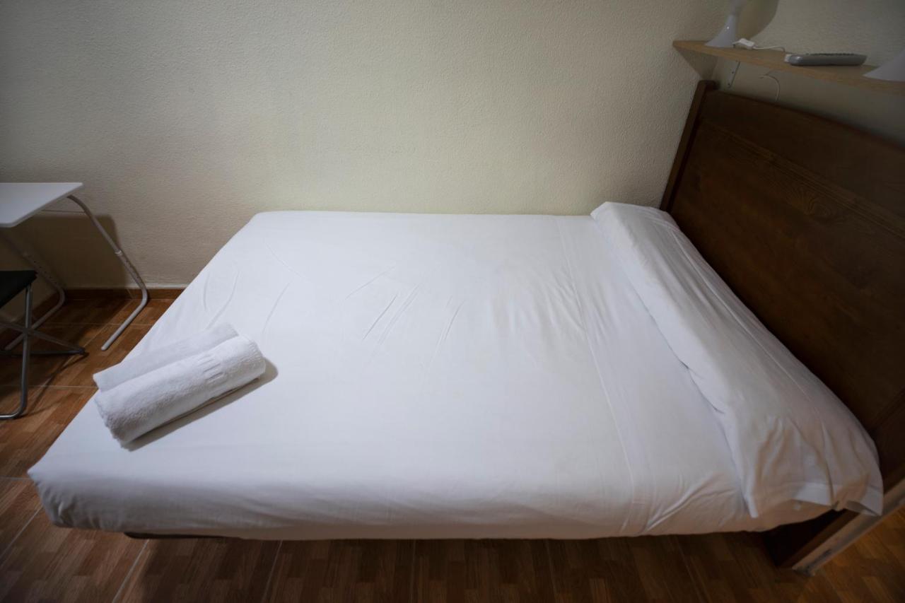 מדריד Hostal Los Perales מראה חיצוני תמונה A bed with a sheet