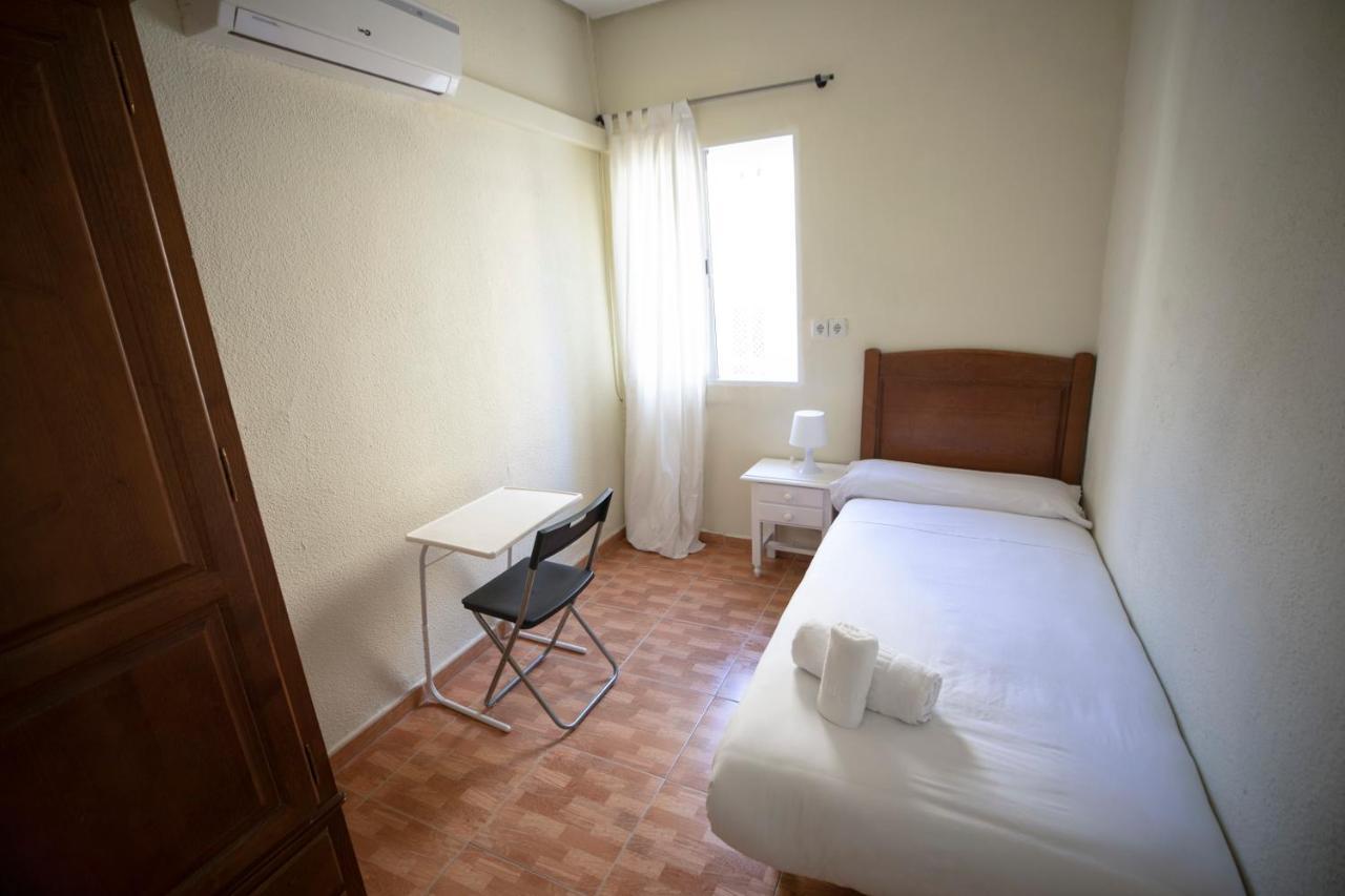 מדריד Hostal Los Perales מראה חיצוני תמונה A single room at a hostel in Spain