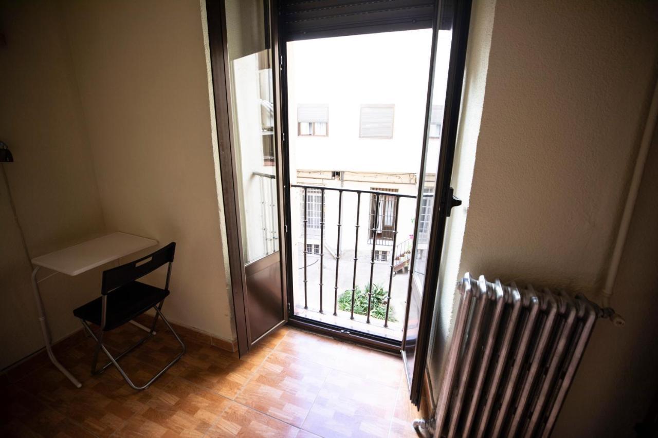 מדריד Hostal Los Perales מראה חיצוני תמונה A French door