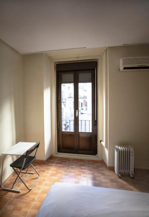 מדריד Hostal Los Perales מראה חיצוני תמונה A French window