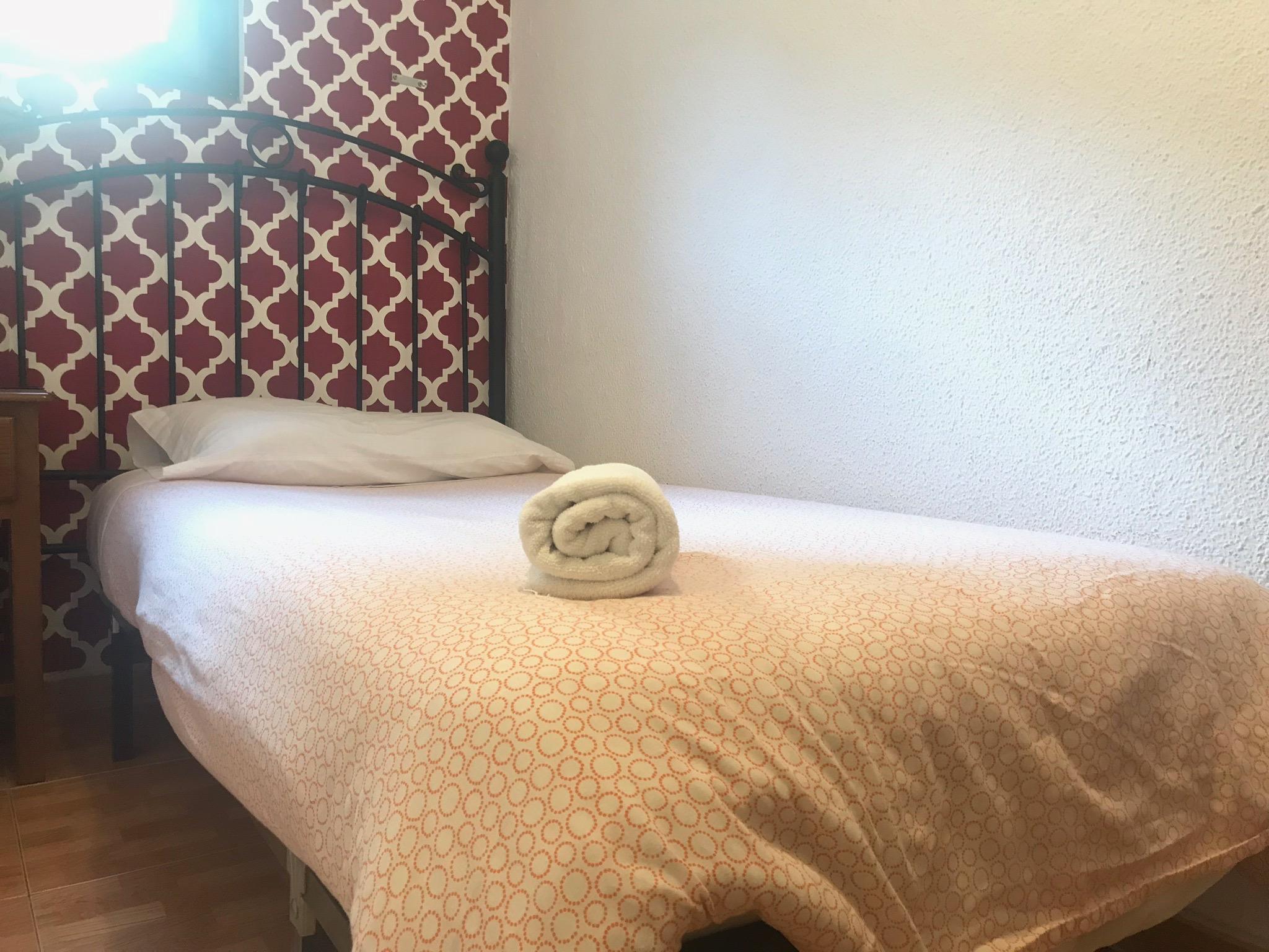מדריד Hostal Los Perales מראה חיצוני תמונה A bed with a rolled towel
