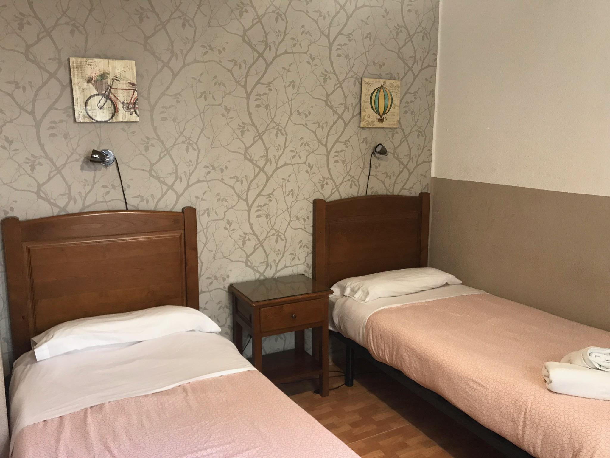 מדריד Hostal Los Perales מראה חיצוני תמונה A room at the hotel