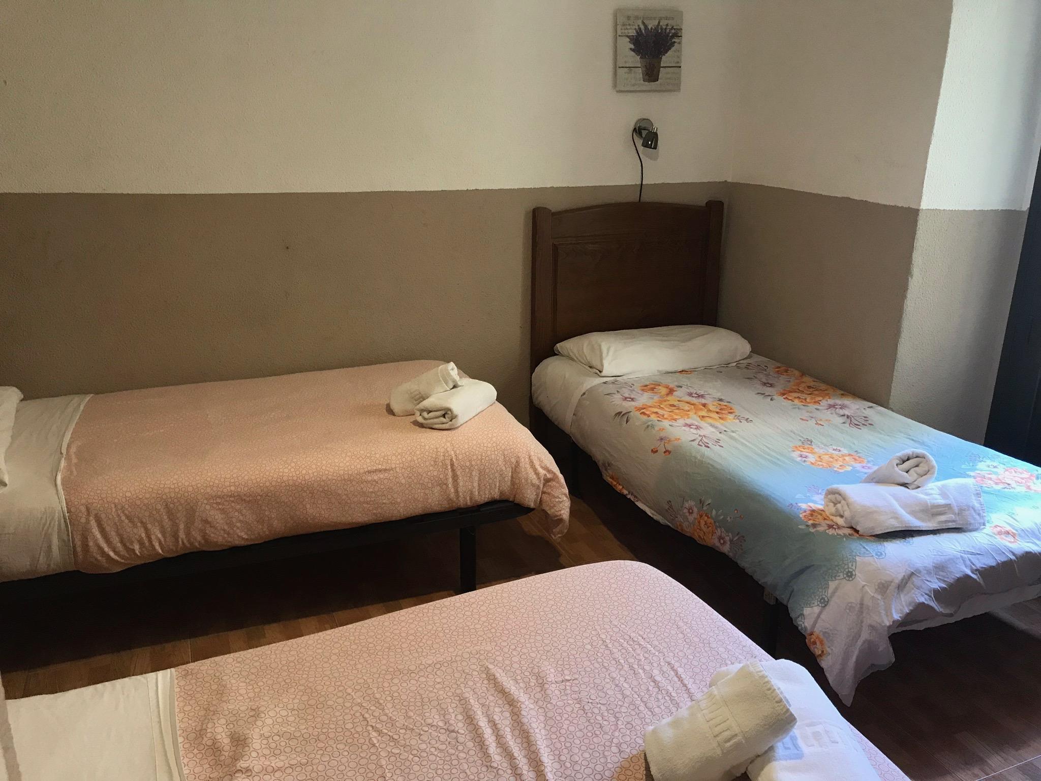 מדריד Hostal Los Perales מראה חיצוני תמונה A room at the hotel
