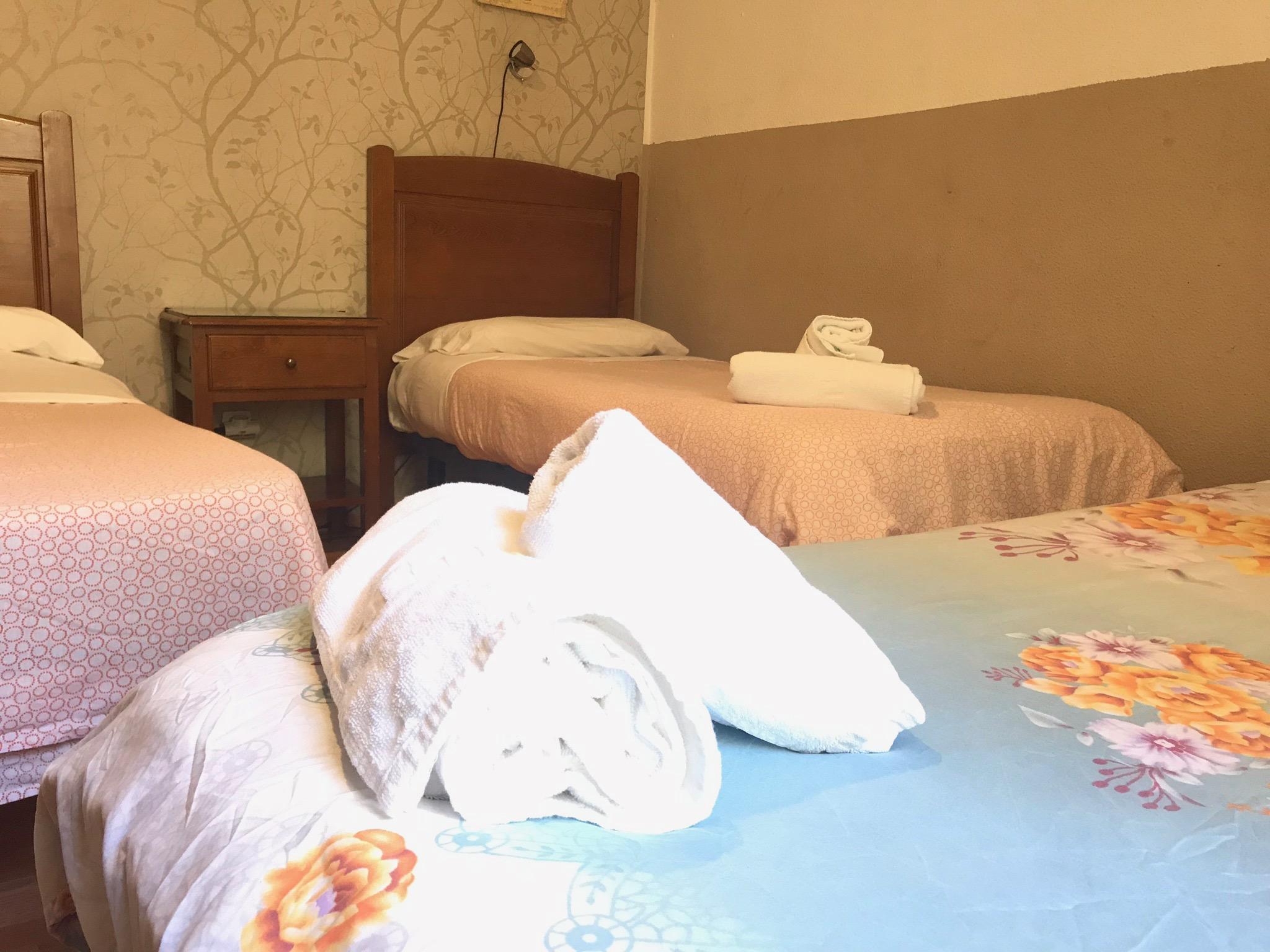 מדריד Hostal Los Perales מראה חיצוני תמונה A room at the hotel