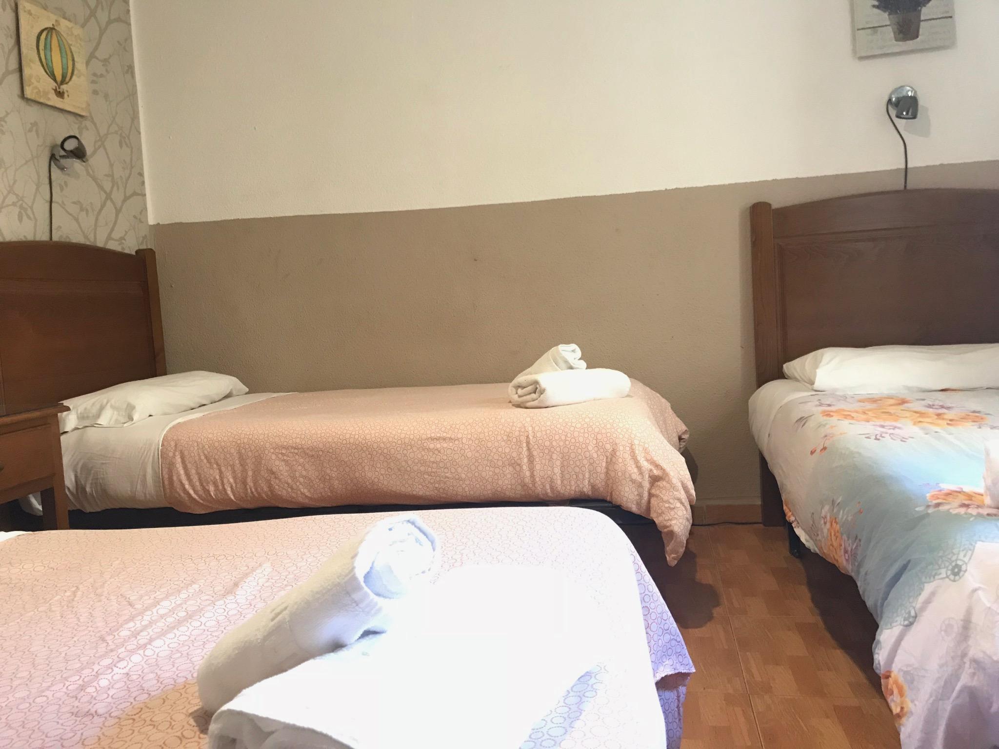 מדריד Hostal Los Perales מראה חיצוני תמונה A room at the hotel