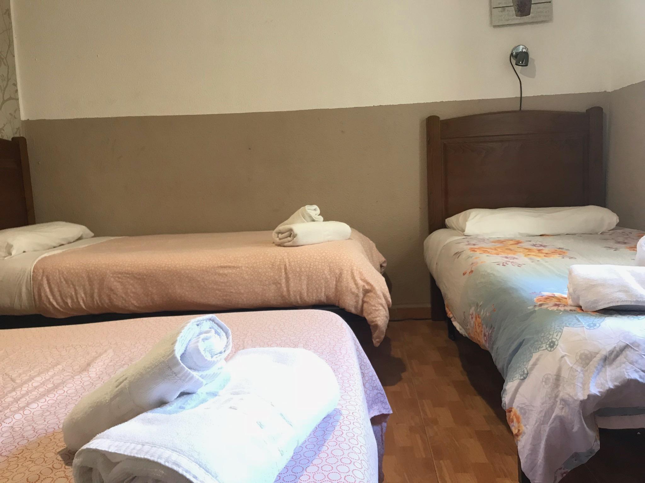 מדריד Hostal Los Perales מראה חיצוני תמונה A room at the hotel