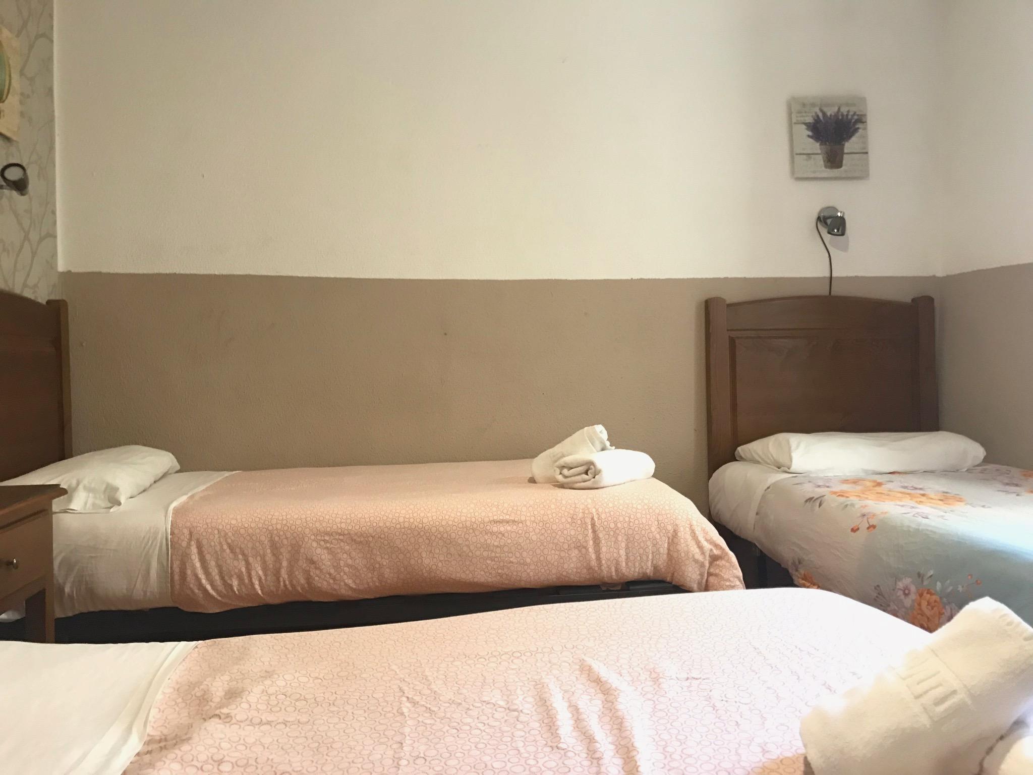 מדריד Hostal Los Perales מראה חיצוני תמונה A room at the hotel