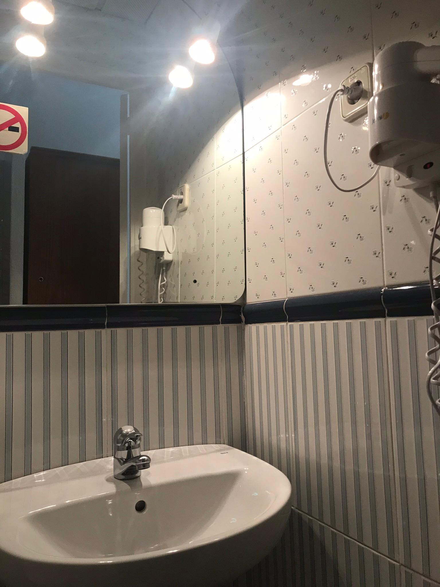 מדריד Hostal Los Perales מראה חיצוני תמונה A shower in a hotel bathroom