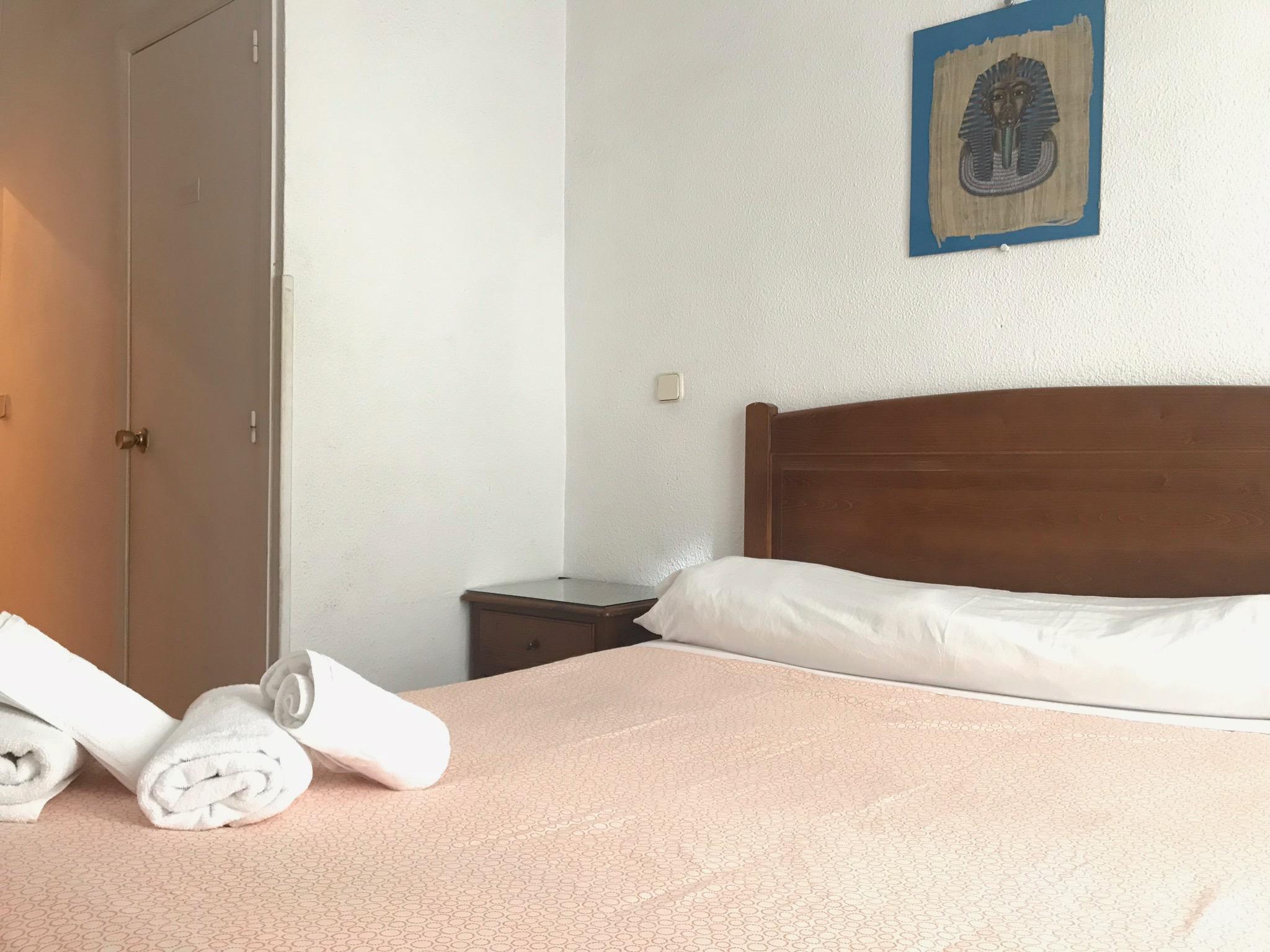 מדריד Hostal Los Perales מראה חיצוני תמונה A bedroom at the hotel