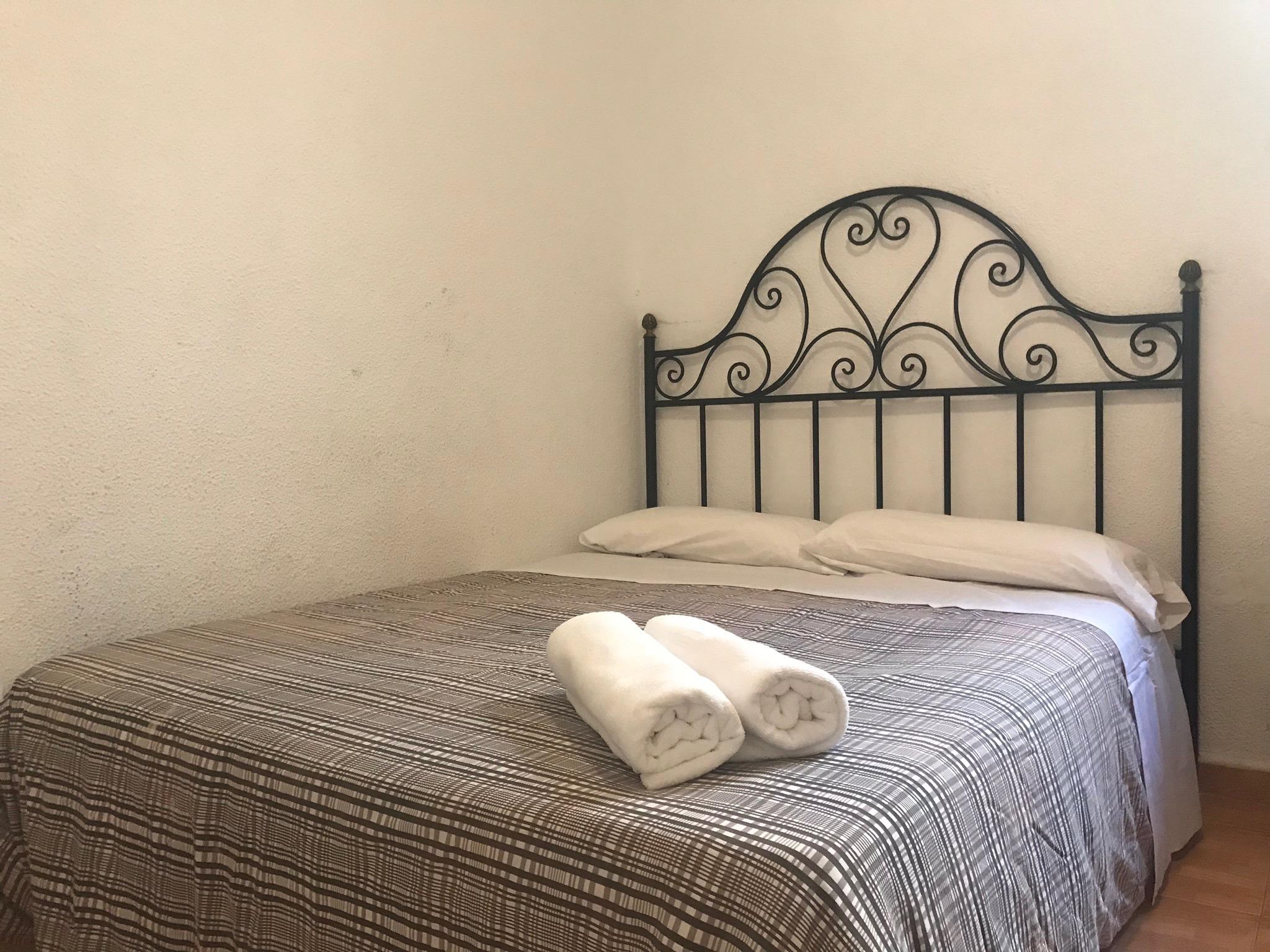 מדריד Hostal Los Perales מראה חיצוני תמונה A bed with a wrought iron headboard