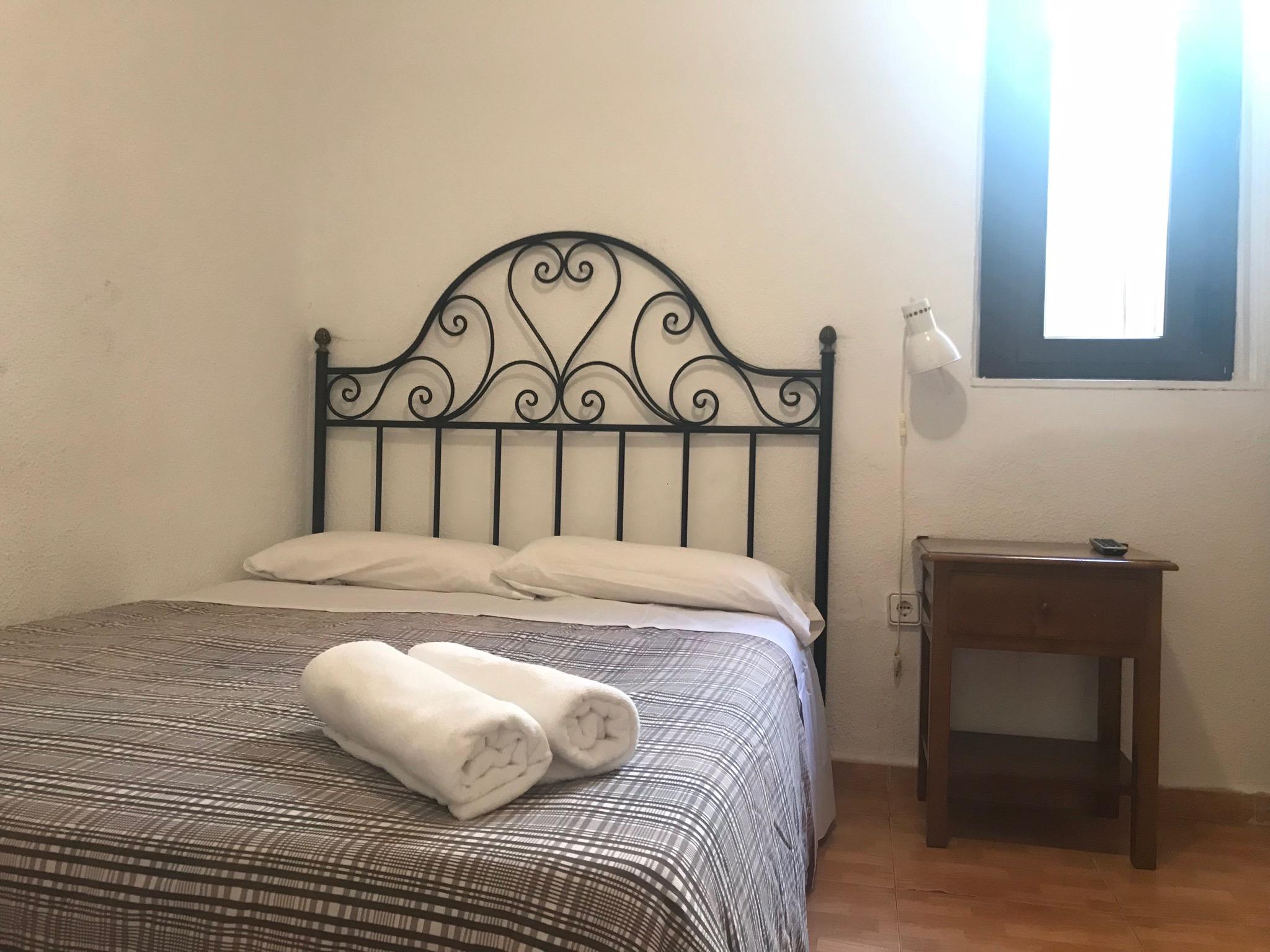 מדריד Hostal Los Perales מראה חיצוני תמונה A bedroom in a hostel
