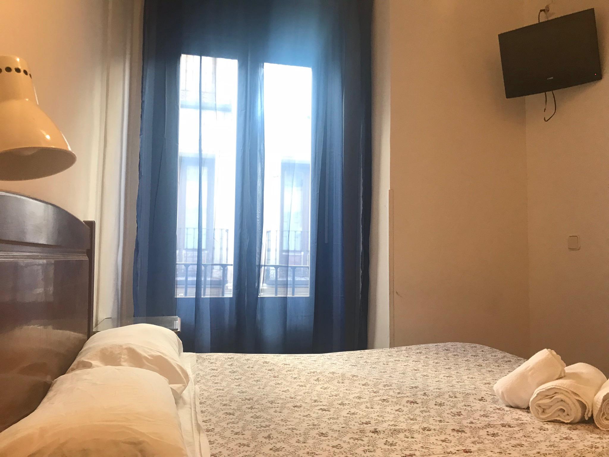 מדריד Hostal Los Perales מראה חיצוני תמונה A room at the hotel