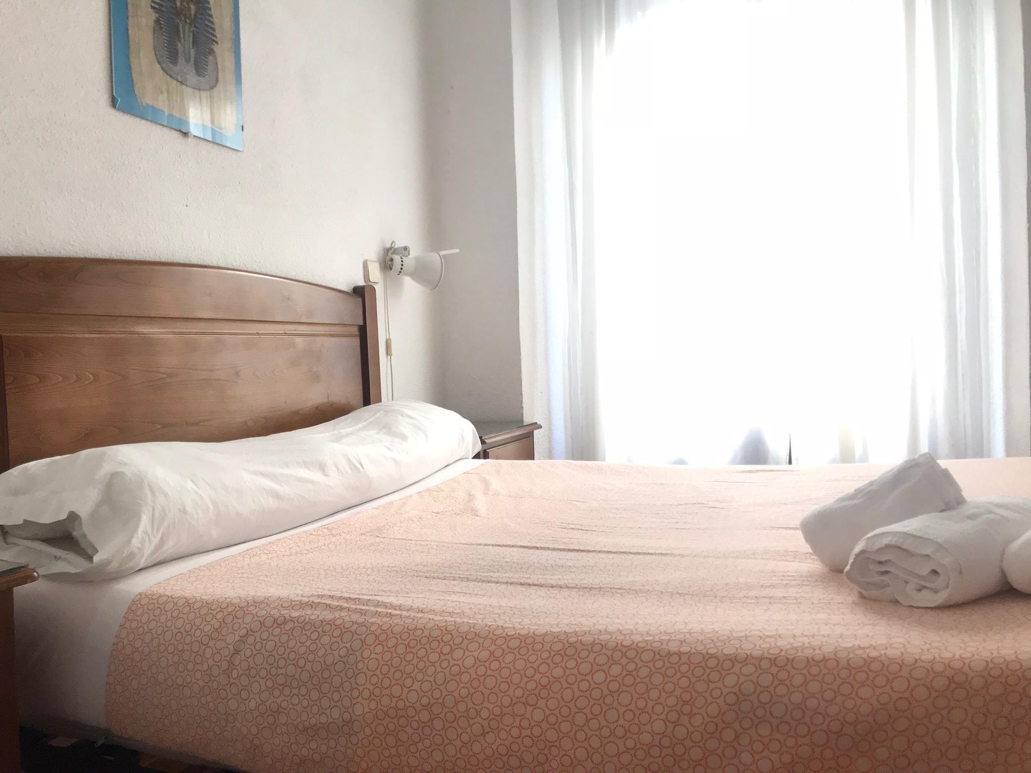 מדריד Hostal Los Perales מראה חיצוני תמונה A bed