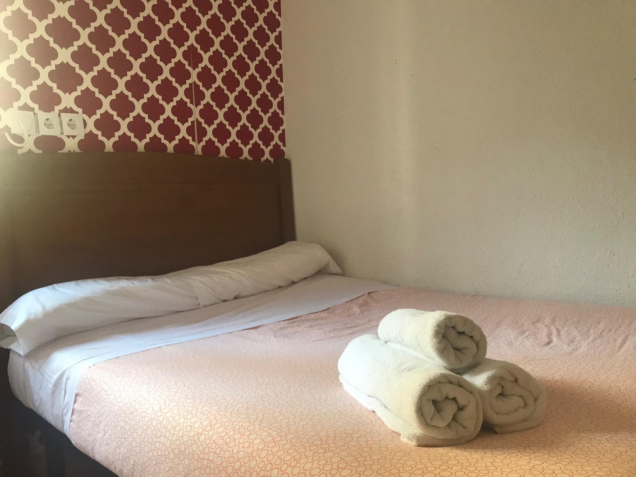 מדריד Hostal Los Perales מראה חיצוני תמונה A bed with towels