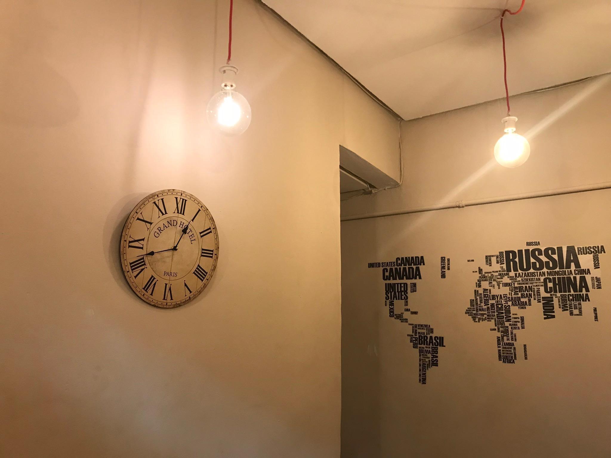 מדריד Hostal Los Perales מראה חיצוני תמונה A wall clock