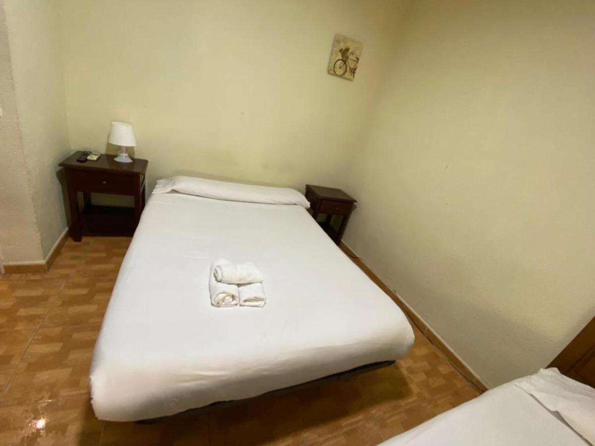 מדריד Hostal Los Perales מראה חיצוני תמונה A single bed