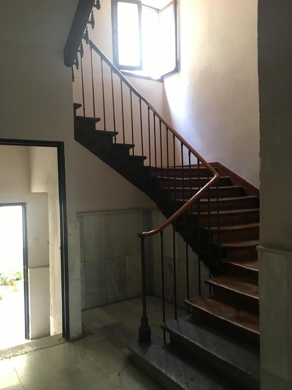 מדריד Hostal Los Perales מראה חיצוני תמונה The staircase of the house