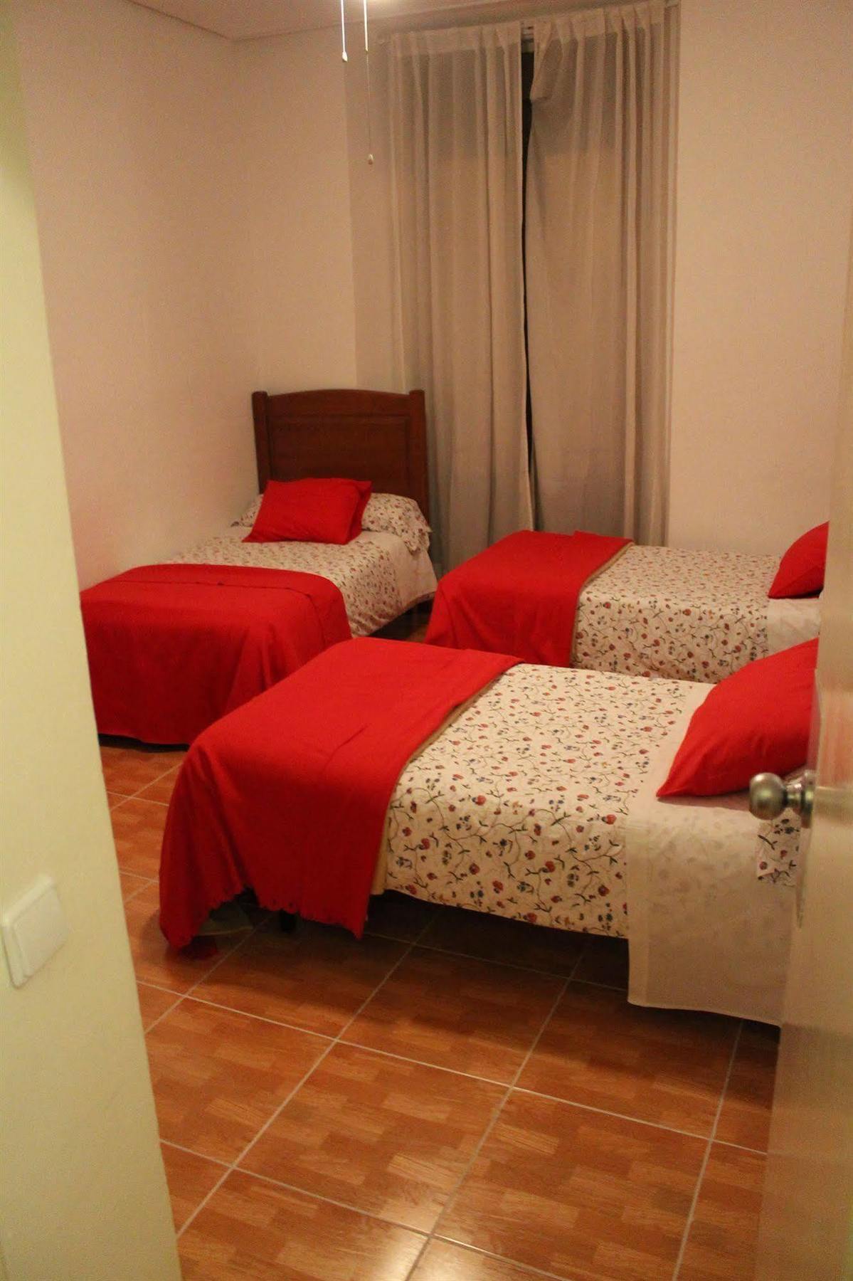 מדריד Hostal Los Perales מראה חיצוני תמונה A room at the hostel