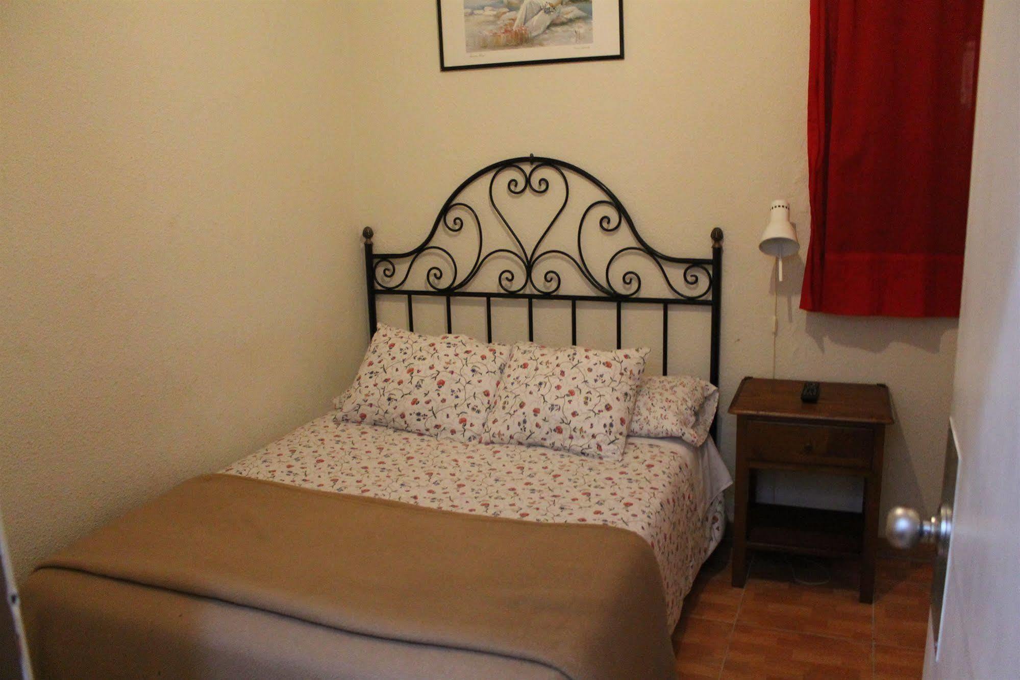 מדריד Hostal Los Perales מראה חיצוני תמונה A typical room at the hostel