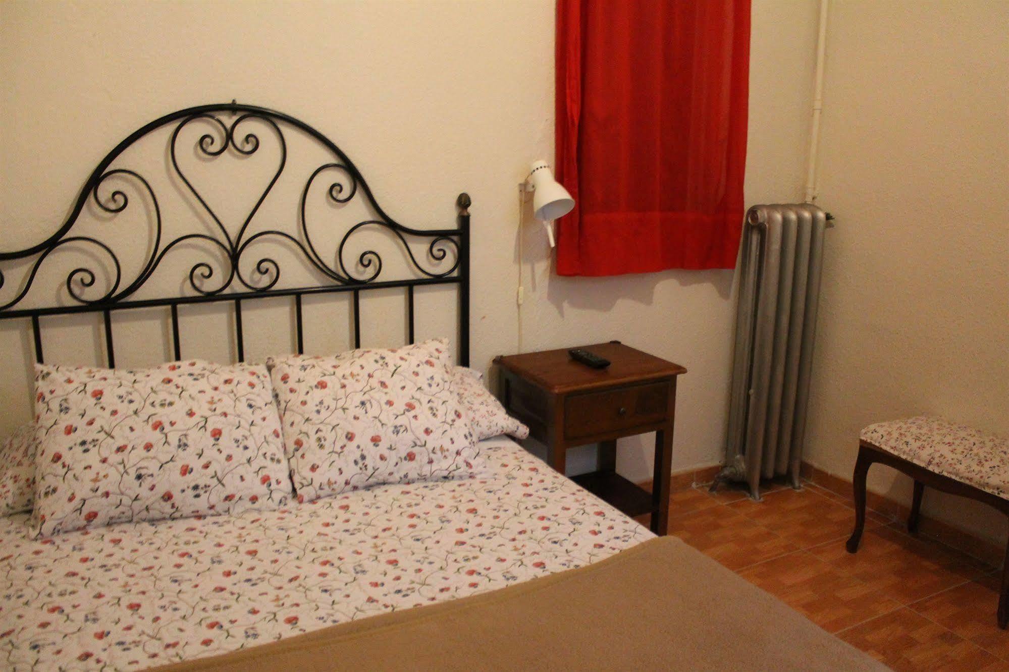 מדריד Hostal Los Perales מראה חיצוני תמונה A bedroom in a typical Italian house