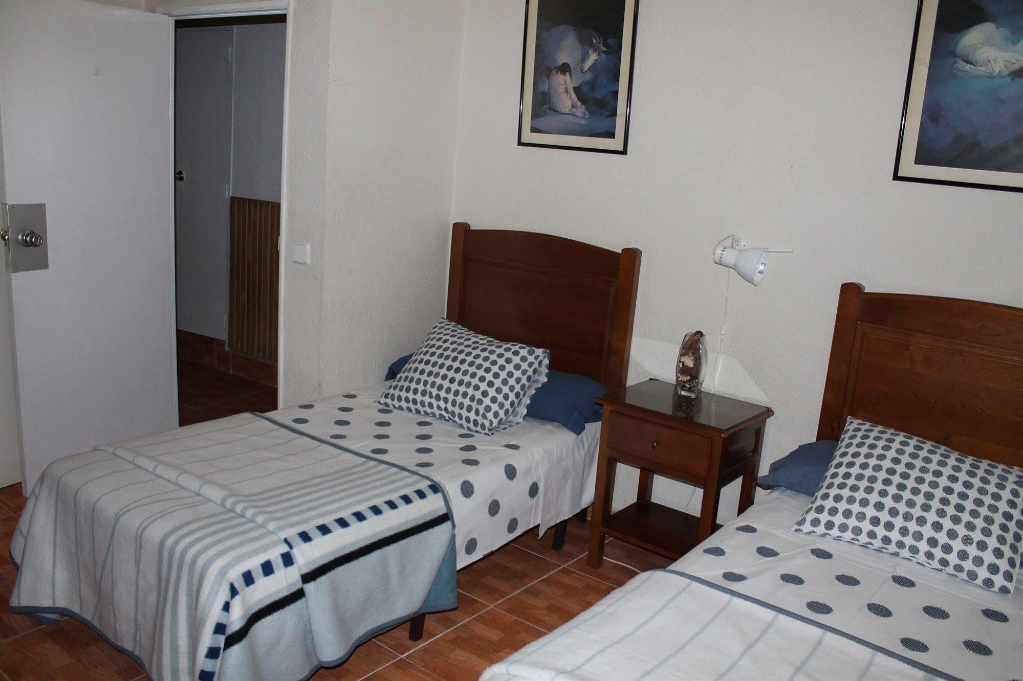 מדריד Hostal Los Perales מראה חיצוני תמונה A typical bedroom