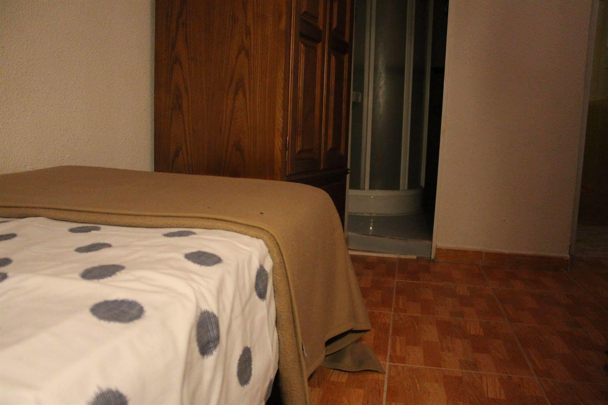 מדריד Hostal Los Perales מראה חיצוני תמונה A bed with a sábanas